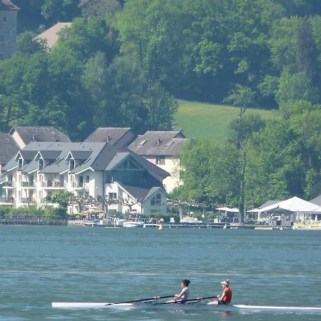 Situation Exceptionnelle Pour Ce Cosy Avec Terrasse Sur Lac, Dans Avec Et Ponton Privee