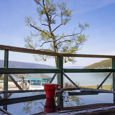 Situation Exceptionnelle Pour Ce Cosy Avec Terrasse Sur Lac, Dans Avec Et Ponton Privee Apartment *