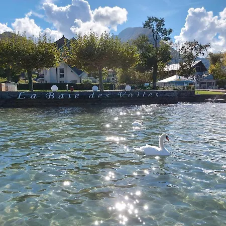Situation Exceptionnelle Pour Ce Cosy Avec Terrasse Sur Lac, Dans Avec Et Ponton Privee Duingt