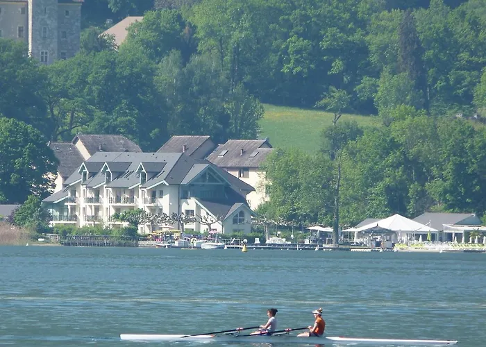Situation Exceptionnelle Pour Ce Cosy Avec Terrasse Sur Lac, Dans Avec Et Ponton Privee