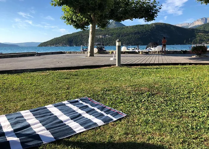 Situation Exceptionnelle Pour Ce Cosy Avec Terrasse Sur Lac, Dans Avec Et Ponton Privee