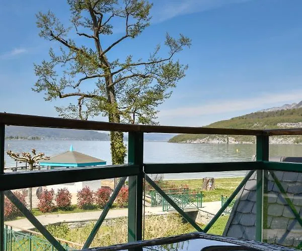 Situation Exceptionnelle Pour Ce Cosy Avec Terrasse Sur Lac, Dans Avec Et Ponton Privee *