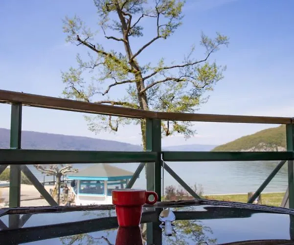 Situation Exceptionnelle Pour Ce Cosy Avec Terrasse Sur Lac, Dans Avec Et Ponton Privee Apartment *