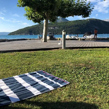 Situation Exceptionnelle Pour Ce Cosy Avec Terrasse Sur Lac, Dans Avec Et Ponton Privee