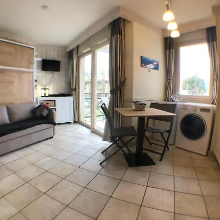 Situation Exceptionnelle Pour Ce Cosy Avec Terrasse Sur Lac, Dans Avec Et Ponton Privee * Duingt