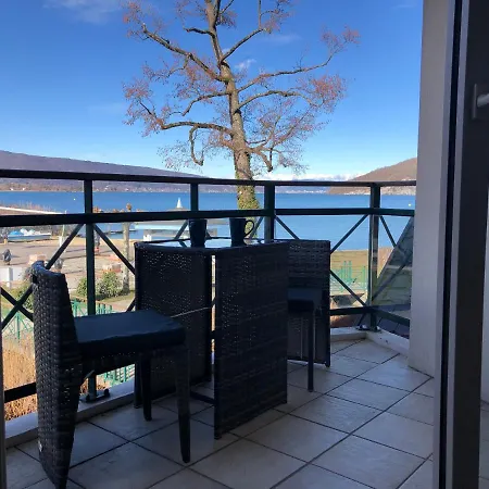 Situation Exceptionnelle Pour Ce Cosy Avec Terrasse Sur Lac, Dans Avec Et Ponton Privee *
