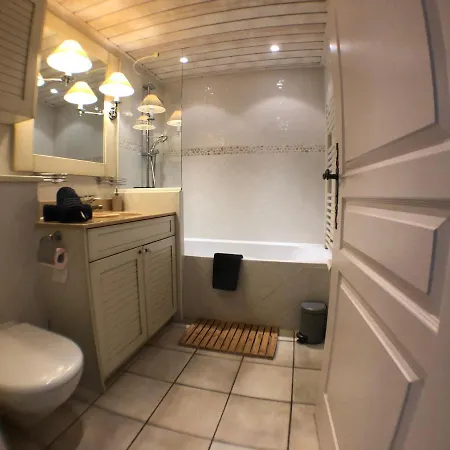 Situation Exceptionnelle Pour Ce Cosy Avec Terrasse Sur Lac, Dans Avec Et Ponton Privee