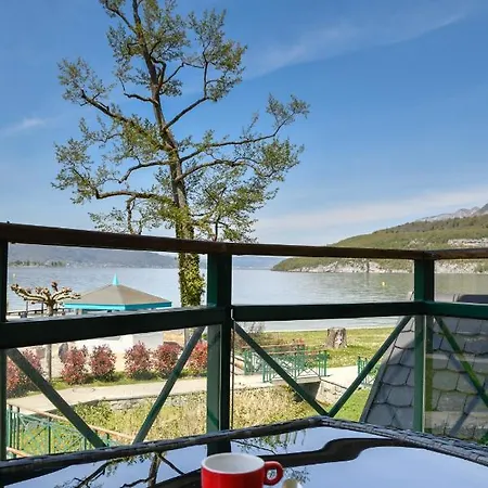 Situation Exceptionnelle Pour Ce Cosy Avec Terrasse Sur Lac, Dans Avec Et Ponton Privee *