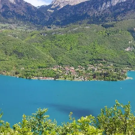 Situation Exceptionnelle Pour Ce Cosy Avec Terrasse Sur Lac, Dans Avec Et Ponton Privee